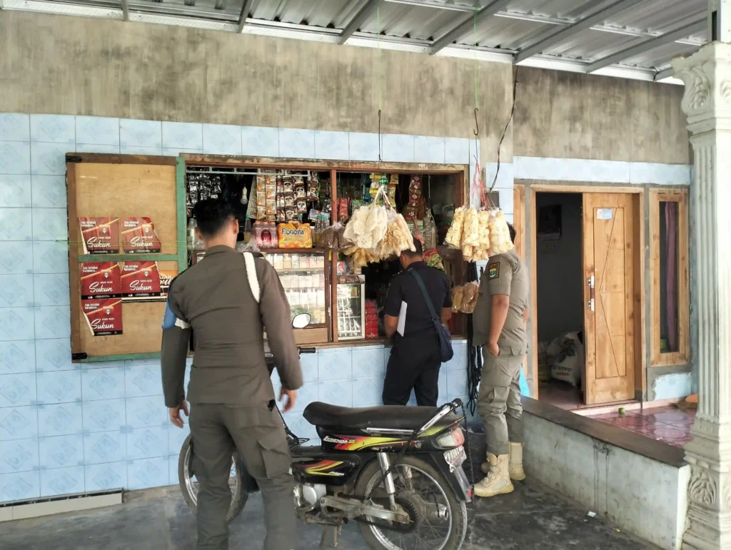 Tim Gabungan Bea Cukai Jember dan Satpol PP Bondowoso gelar sidak rokok ilegal di Desa Kembang, Kecamatan Kota, pada Senin (20/10/2025).