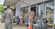 Tim Gabungan Bea Cukai Jember dan Satpol PP Bondowoso gelar sidak rokok ilegal di Desa Kembang, Kecamatan Kota, pada Senin (20/10/2025).