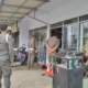Tim Gabungan Bea Cukai Jember dan Satpol PP Bondowoso gelar sidak rokok ilegal di Desa Kembang, Kecamatan Kota, pada Senin (20/10/2025).