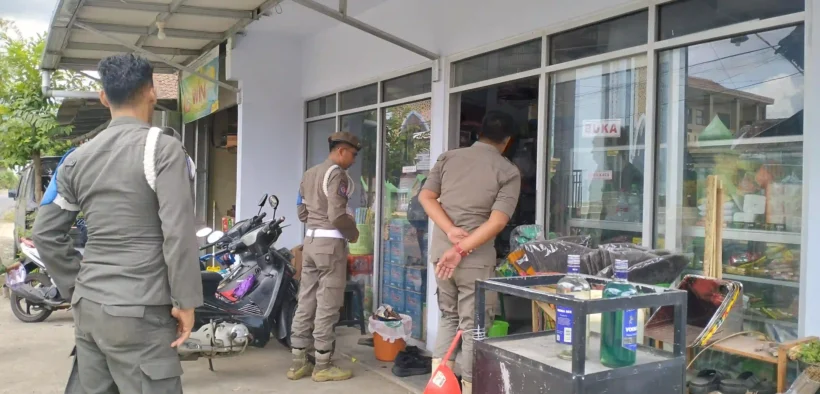 Tim Gabungan Bea Cukai Jember dan Satpol PP Bondowoso gelar sidak rokok ilegal di Desa Kembang, Kecamatan Kota, pada Senin (20/10/2025).