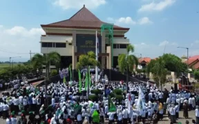 Ribuan santri dari berbagai pondok pesantren padati Gedung DPRD Kabupaten Probolinggo sebagai bentuk protes terhadap Trans7