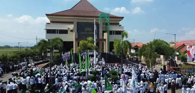 Ribuan santri dari berbagai pondok pesantren padati Gedung DPRD Kabupaten Probolinggo sebagai bentuk protes terhadap Trans7