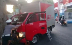 Sebuah truk boks merah milik perusahaan ekspedisi menabrak pohon di pinggir jalan kota probolinggo Senin (20/10/2025) pagi