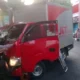 Sebuah truk boks merah milik perusahaan ekspedisi menabrak pohon di pinggir jalan kota probolinggo Senin (20/10/2025) pagi