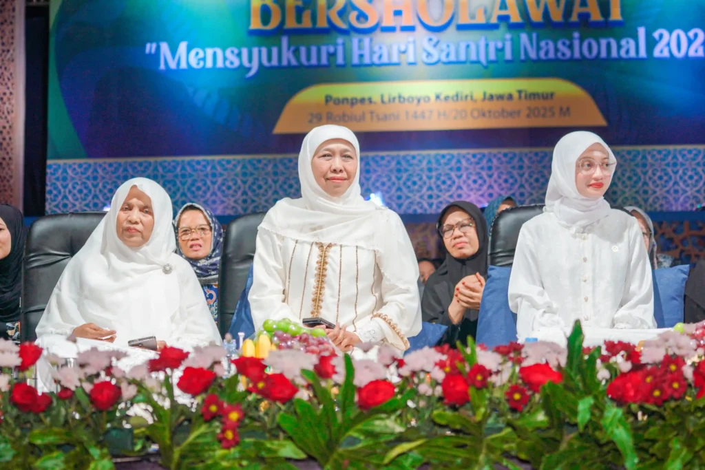 Gubernur Jawa Timur, Khofifah ikuti sholawat menggema dipimpin langsung oleh Habib Syech dalam acara Lirboyo Bersholawat