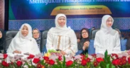 Gubernur Jawa Timur, Khofifah ikuti sholawat menggema dipimpin langsung oleh Habib Syech dalam acara Lirboyo Bersholawat