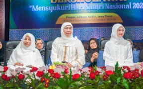 Gubernur Jawa Timur, Khofifah ikuti sholawat menggema dipimpin langsung oleh Habib Syech dalam acara Lirboyo Bersholawat