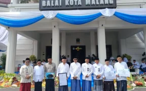 Ratusan santri dari berbagai pondok pesantren berkumpul dalam balutan sarung dan peci, memperingati Hari Santri Nasional (HSN) 2025 yang dipimpin langsung oleh Wali Kota Malang, Wahyu Hidayat, Rabu (22/10/2025).