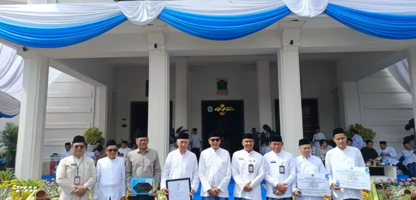 Ratusan santri dari berbagai pondok pesantren berkumpul dalam balutan sarung dan peci, memperingati Hari Santri Nasional (HSN) 2025 yang dipimpin langsung oleh Wali Kota Malang, Wahyu Hidayat, Rabu (22/10/2025).