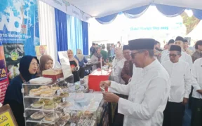 Puluhan stan UMKM berjejer rapi dalam gelaran Halal Market Day, acara spesial yang digagas Pemerintah Kota Malang di Hari Santri Nasional