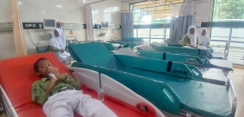 Puluhan siswa MTs Al-Khalifah di Cepokomulyo, Kecamatan Kepanjen, Kabupaten Malang, diduga keracunan MBG pada Kamis (23/10/2025)