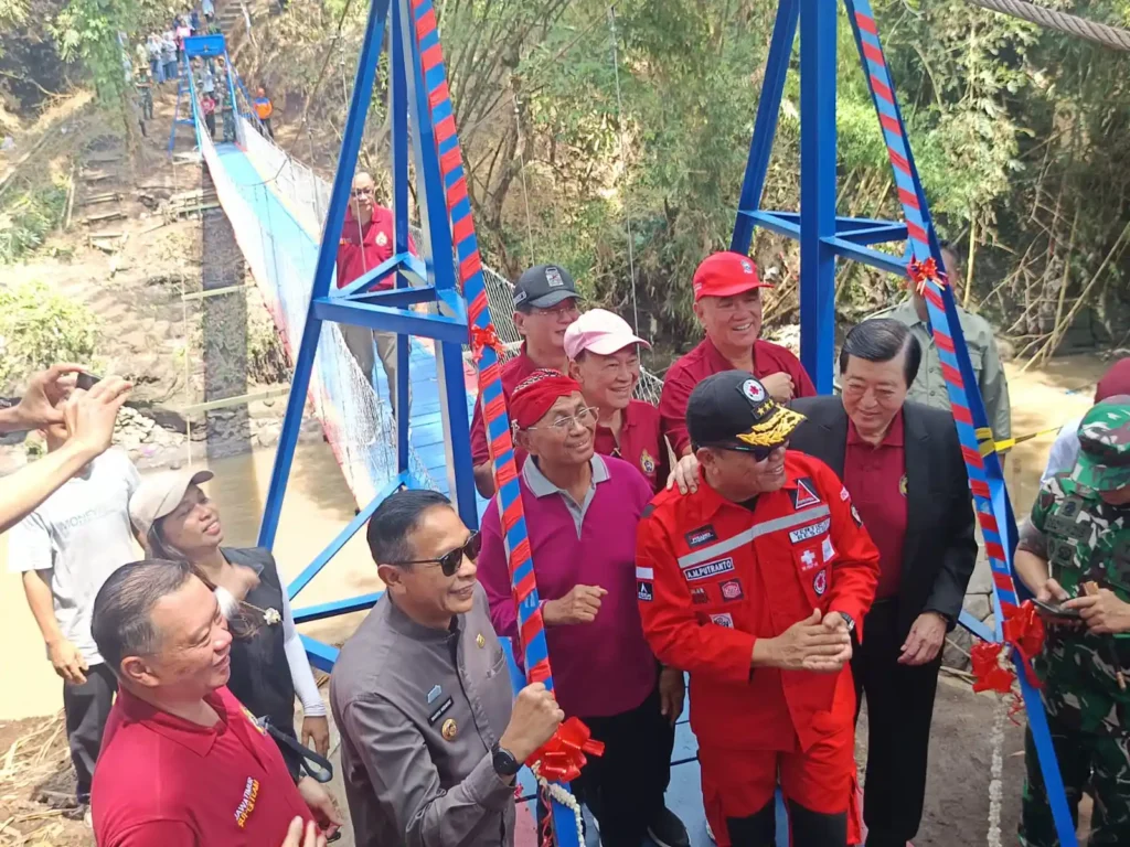 Wali Kota Malang Wahyu Hidayat meresmikan jembatan gantung yang menghubungkan wilayah Kedungkandang dan Polehan, Kamis (23/10).