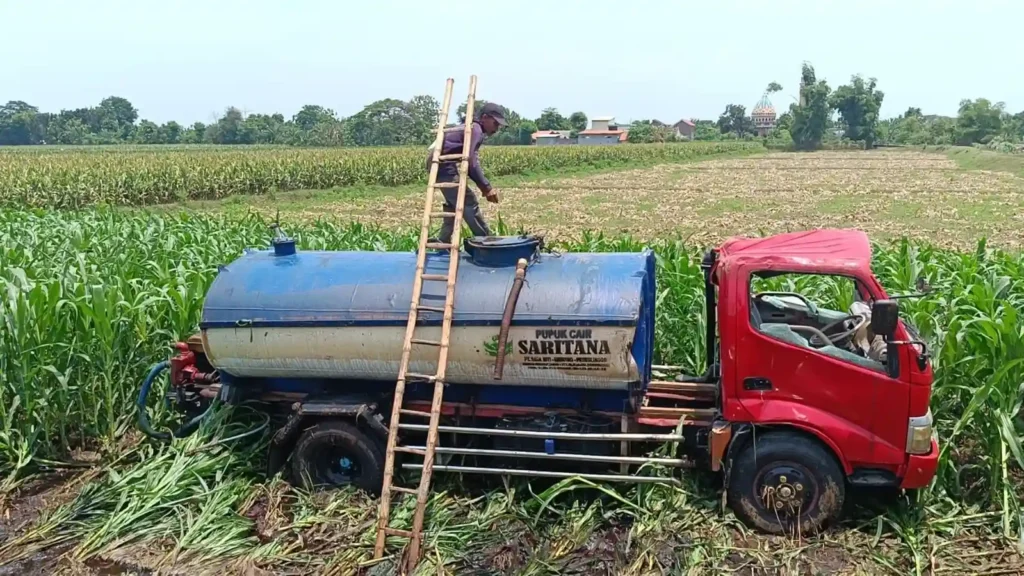 Truk Tangki Pupuk Cair Terguling di Sumberasih Probolinggo, Sopir Tewas