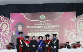 Institut Teknologi dan Bisnis (ITEBIS) PGRI Dewantara Jombang resmi mengukuhkan Prof. Dr. Siti Zuhroh, M.Si sebagai Guru Besar