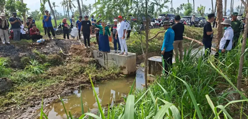 Ratusan ASN, kepala desa, santri, dan masyarakat Desa Jangkar, Situbondo, Minggu (26/10/2025) menggelar kegiatan Aksi Bersih - Bersih Sampah.