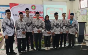 Ketua PGRI Cabang Kecamatan Gending terpilih Eka Wahyudi bersama Ketua PGRI Kabupaten Probolinggo Asim dan jajaran pengurus PGRI. (Foto: PGRI Gending)