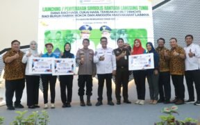 Bupati Probolinggo dr. Mohammad Haris menyerahkan secara simbolis BLT DBHCHT kepada buruh pabrik rokok di SKT Plant Kraksaan didampingi Forkopimda dan manajemen PT HM Sampoerna. (Foto: Dok. Pemkab Probolinggo)