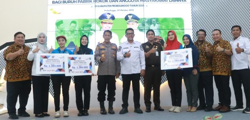 Bupati Probolinggo dr. Mohammad Haris menyerahkan secara simbolis BLT DBHCHT kepada buruh pabrik rokok di SKT Plant Kraksaan didampingi Forkopimda dan manajemen PT HM Sampoerna. (Foto: Dok. Pemkab Probolinggo)