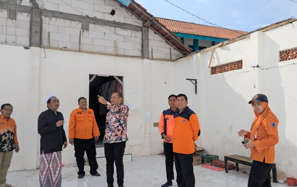 Atap Asrama Putri Ponpes Situbondo Ambruk, Tim BPBD Jatim Langsung Lakukan Assessmen
