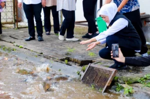 Gubernur Khofifah Tinjau Budidaya Ikan Mas Punten di Kota Batu