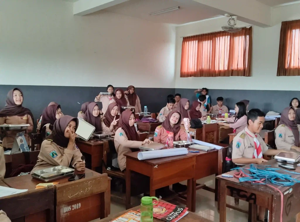 Setelah lama menanti, SMAN 1 Sumberpucung akhirnya menjadi salah satu sekolah di Kabupaten Malang yang mulai menerima manfaat program Makan Bergizi Gratis (MBG).