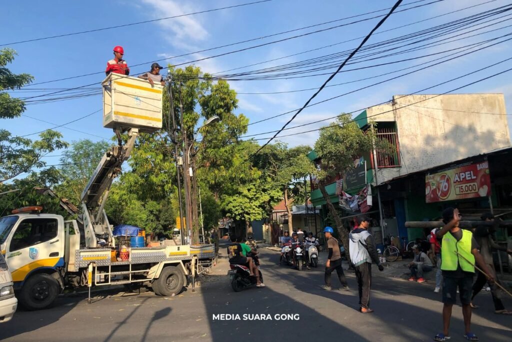 Penertiban Tiang Internet Jombang