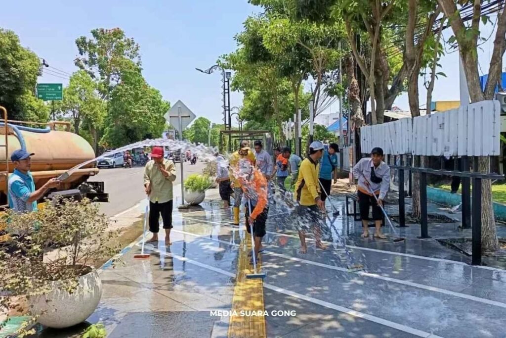 pembersihan trotoar Kota Jombang