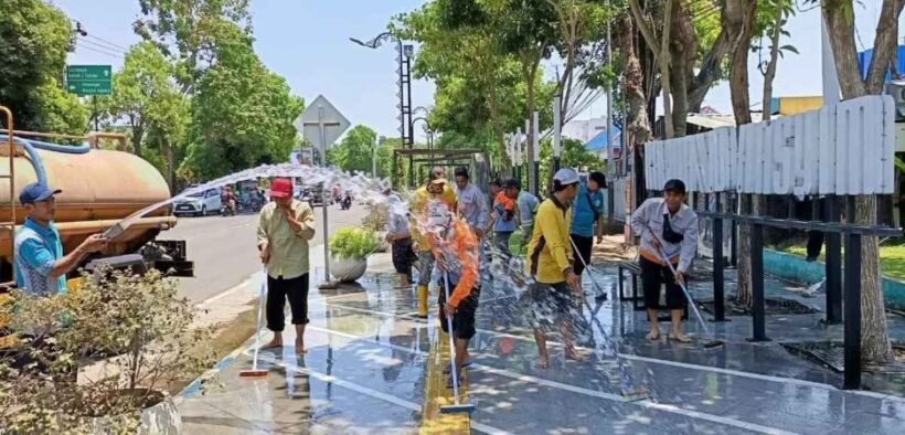 pembersihan trotoar Kota Jombang