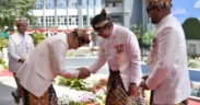 Aries Agung Paewai menerima Lencana Emas Hakaryo Guno Mamayu Bawono 2025
