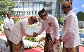 Aries Agung Paewai menerima Lencana Emas Hakaryo Guno Mamayu Bawono 2025
