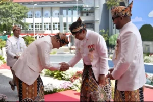 Dr Aries Agung Paewai Terima Lencana Emas Hakaryo Guno Mamayu Bawono
