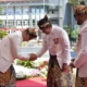 Aries Agung Paewai menerima Lencana Emas Hakaryo Guno Mamayu Bawono 2025