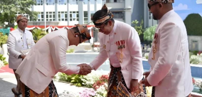 Aries Agung Paewai menerima Lencana Emas Hakaryo Guno Mamayu Bawono 2025
