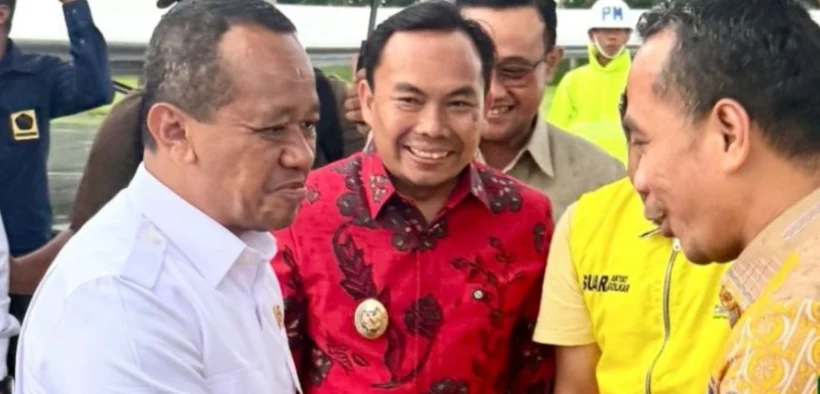 Menteri ESDM Bahlil Lahadalia berbincang dengan mahasiswa Universitas Muhammadiyah Malang usai mengumumkan capaian lifting minyak nasional yang melampaui target APBN 2025. (Foto: Humas ESDM)