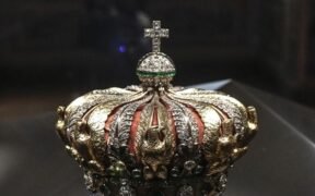 4 menit, sekelompok pencuri profesional berhasil membawa kabur delapan perhiasan bersejarah dari Apollo’s Gallery di Museum Louvre, Paris
