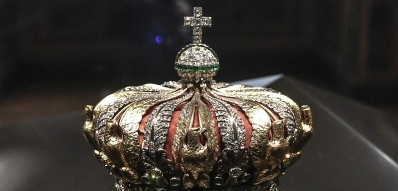 4 menit, sekelompok pencuri profesional berhasil membawa kabur delapan perhiasan bersejarah dari Apollo’s Gallery di Museum Louvre, Paris