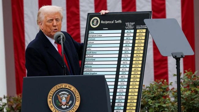 Trump mengumumkan akan memberlakukan tarif tambahan sebesar 100% terhadap semua produk asal China