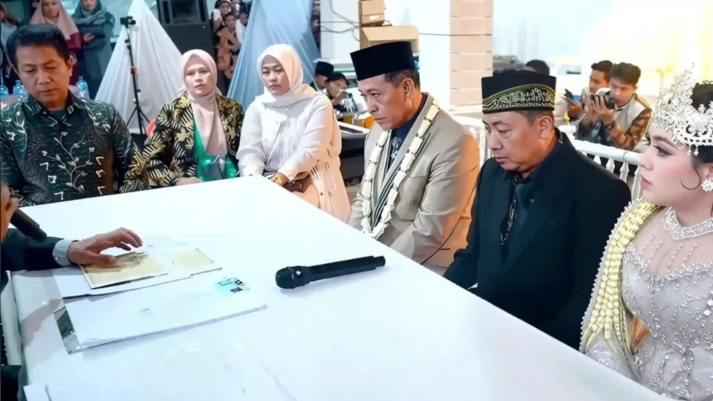 Viral Pernikahan Kakek Tarman dan Shela di Pacitan