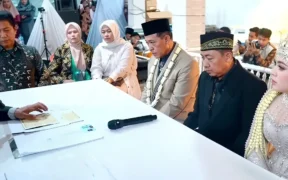 Media sosial tengah dihebohkan dengan kabar pernikahan antara Kakek Tarman (74) dan Shela Arika (24), warga Kabupaten Pacitan
