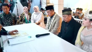 Viral Pernikahan Kakek Tarman dan Shela di Pacitan