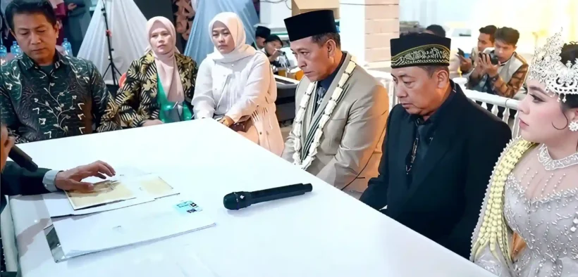 Media sosial tengah dihebohkan dengan kabar pernikahan antara Kakek Tarman (74) dan Shela Arika (24), warga Kabupaten Pacitan
