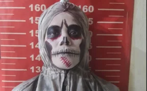 Waalawe, Tiga pengamen berkostum pocong diamankan oleh Polsek Koja, Jakarta Utara, setelah aksi mereka yang bikin Emak-Emak Pingsan