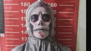 Usai Buat Emak-emak Ketakutan, 3 Pengamen Berkostum Pocong Diciduk Polisi