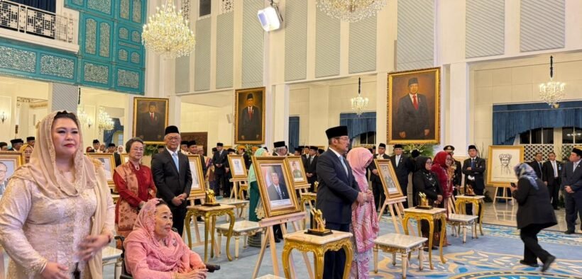 Presiden Prabowo Subianto menetapkan 10 tokoh sebagai Pahlawan Nasional 2025, termasuk Soeharto, Gus Dur, dan Marsinah.