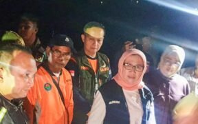 Bupati Lumajang, Indah Amperawati, mengimbau warga yang tinggal di zona merah Gunung Semeru untuk segera mengungsi