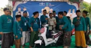 Ribuan santri, pelajar, dan masyarakat tumpah ruah di jalanan Kecamatan Kraksaan dalam kegiatan “Jalan Santai Bersarung dan Berhijab”, Sabtu (1/11/2025).