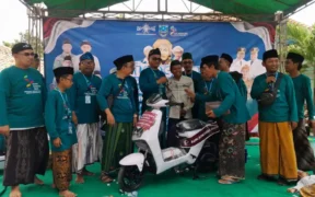 Ribuan santri, pelajar, dan masyarakat tumpah ruah di jalanan Kecamatan Kraksaan dalam kegiatan “Jalan Santai Bersarung dan Berhijab”, Sabtu (1/11/2025).