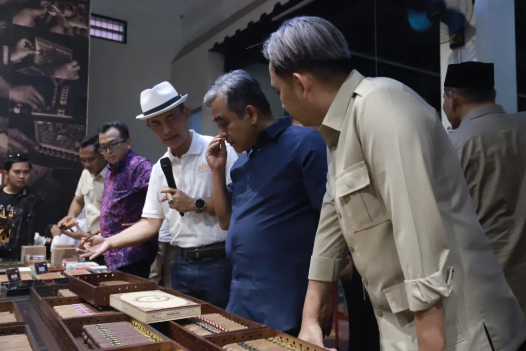 MPR RI Ahmad Muzani mengaku takjub dengan kualitas cerutu produksi Jember yang dinilainya sudah sekelas dunia