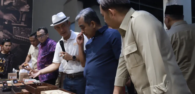 MPR RI Ahmad Muzani mengaku takjub dengan kualitas cerutu produksi Jember yang dinilainya sudah sekelas dunia