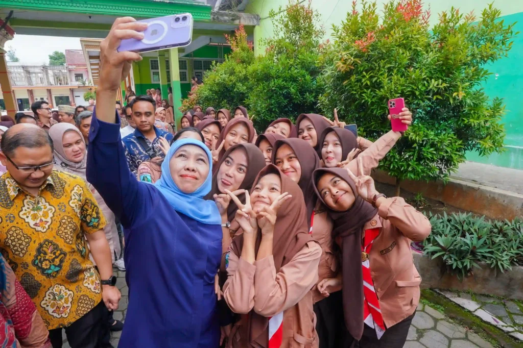 SMAN 1 Dampit Malang Dapat Apresiasi Khofifah, Lahan Bekas Sampah Disulap Jadi Kebun Edukatif